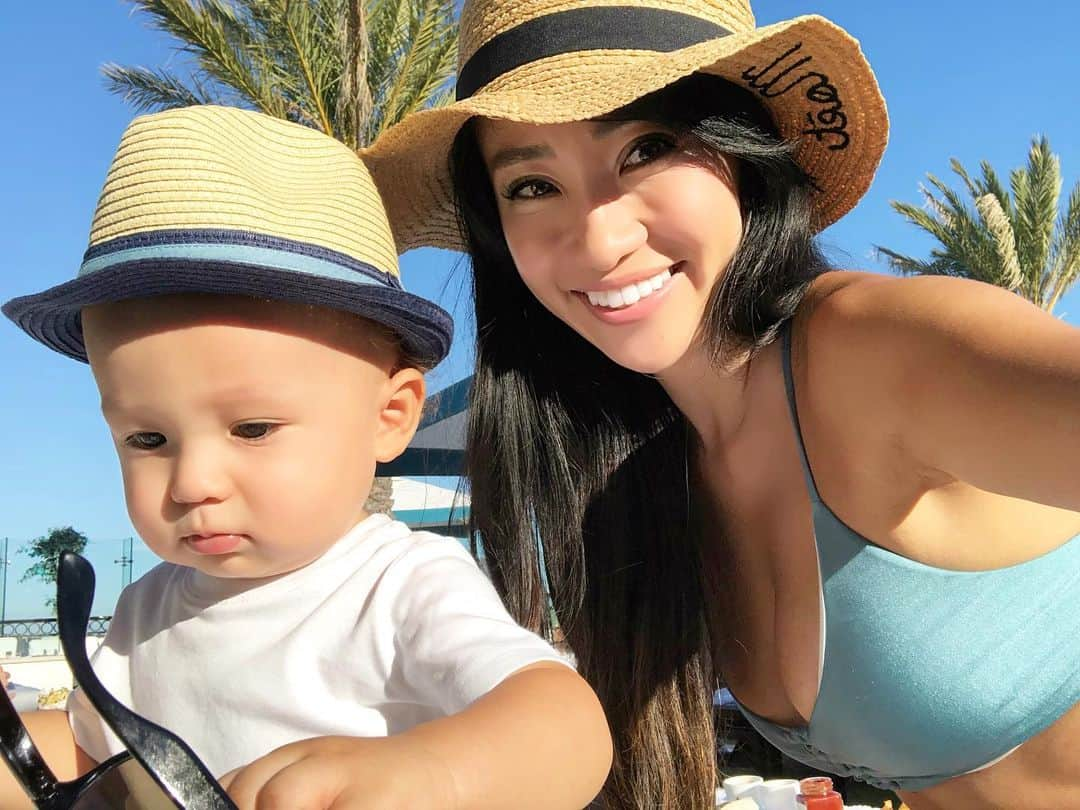 春名愛海さんのインスタグラム写真 - (春名愛海Instagram)「California Dreaming🌴 Hope you all had a nice labor day weekend❤️ He loves water and mama loves watching him play 👶🏻❤️ Is there a hotel in LA with salt water pool?? アメリカは祝日だったので長い週末は近所のホテルでのんびりしてきました😊家事一切しなくていいっていいよね。笑 屋上プールはれおくんも気に入ったみたいでしばらく遊んでました❤️ロサンゼルスに海水プールないかなぁ🥺 . . . #holidayweekend #labordayweekend #laborday #poolday #mommyandme #toddler #babyboy #boymom #时尚 #패션  #japanese  #asianmakeup #happy #lalife  #momlife #losangeles #japanesegirl #ロサンゼルス #カリフォルニア #ママスタ #子育てぐらむ #海外生活 #ハーフ #ママリ  #ママライフ #ハーフキッズ #バイリンガル育児 #海外育児 #バイリンガル」9月3日 13時43分 - amiharuna