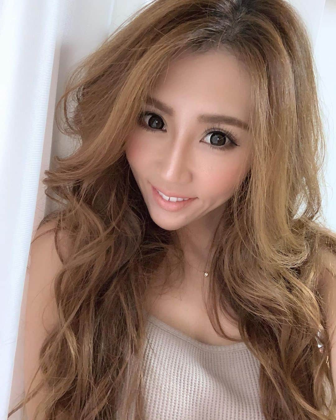 のインスタグラム：「. . 巻き髪は自分のテンションをあげる😘🌈 . . #makeup #make #mommakeup #momlife #momfashion #ronherman #tiffany  #女の子ママ #シングルマザー #シンママ  #アラフォーママ #アラフォー #メイク  #巻き髪 #ロングヘア #巻き髪ロング  #ママでも綺麗に #ママでもおしゃれ  #패션 #아웃핏 #메이크업 #오오티디」