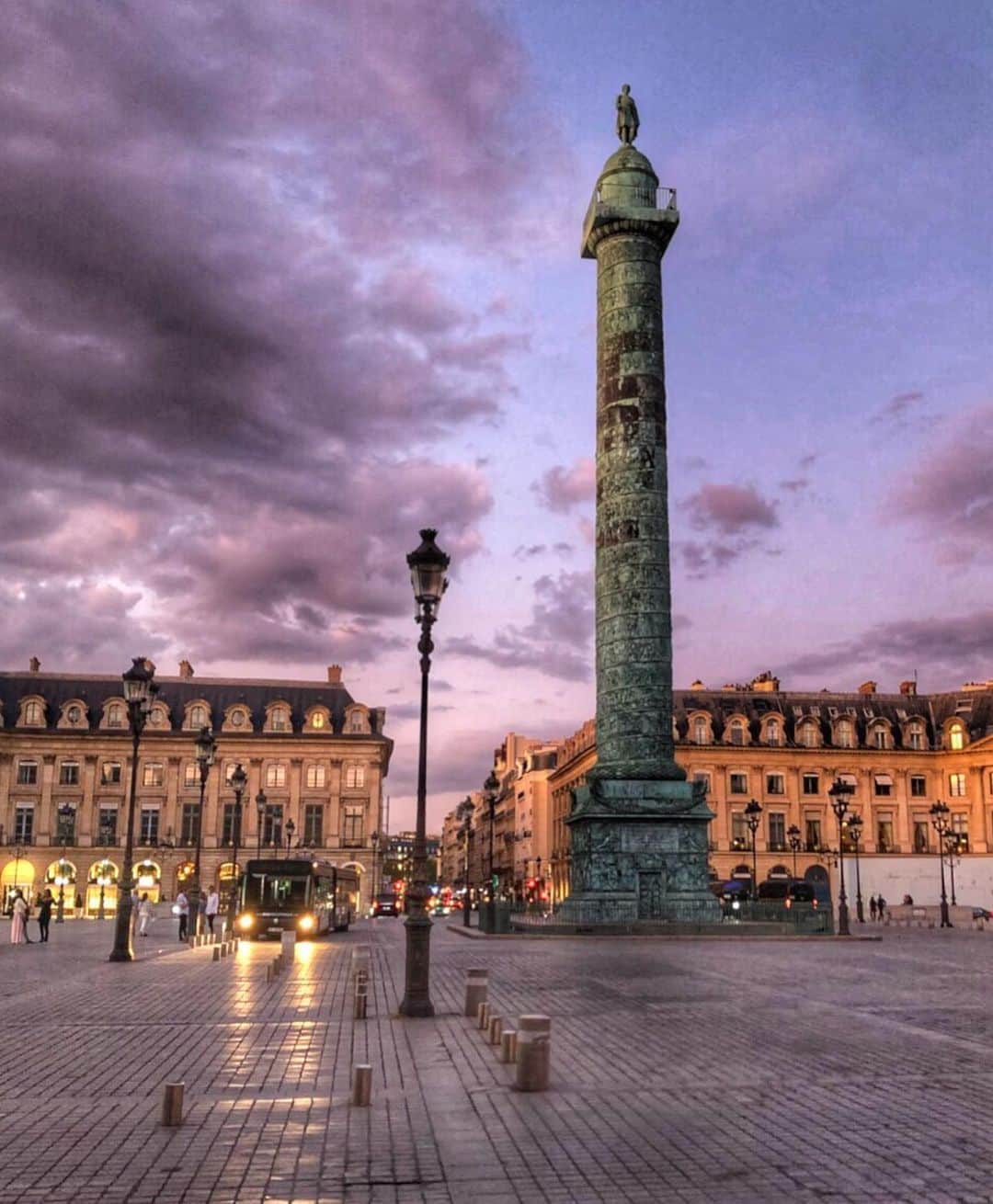 上野水香さんのインスタグラム写真 - (上野水香Instagram)「Last pic from #Paris 🧡💙💚💛💗 #toureiffel  #larcdetriomphe  #placevendome  #palaisdestuileries  しつこく失礼します(・・;) これで最後にします。笑 #パリ が美しすぎて、毎日17000歩とか歩いてました🤣 とても良い季節でした。 #晩夏  One piece @sandroparis  素晴らしい空気感のなか沢山すてきなエキスをいただいてきました。 しばらく大きな舞台がない状態ですが、日々を大切に、新しいシーズンも踊っていきたいと思います。  みなさん、これからもよろしくお願いします😘  Doing my best after holidays for new season !」9月3日 13時51分 - mizukaueno