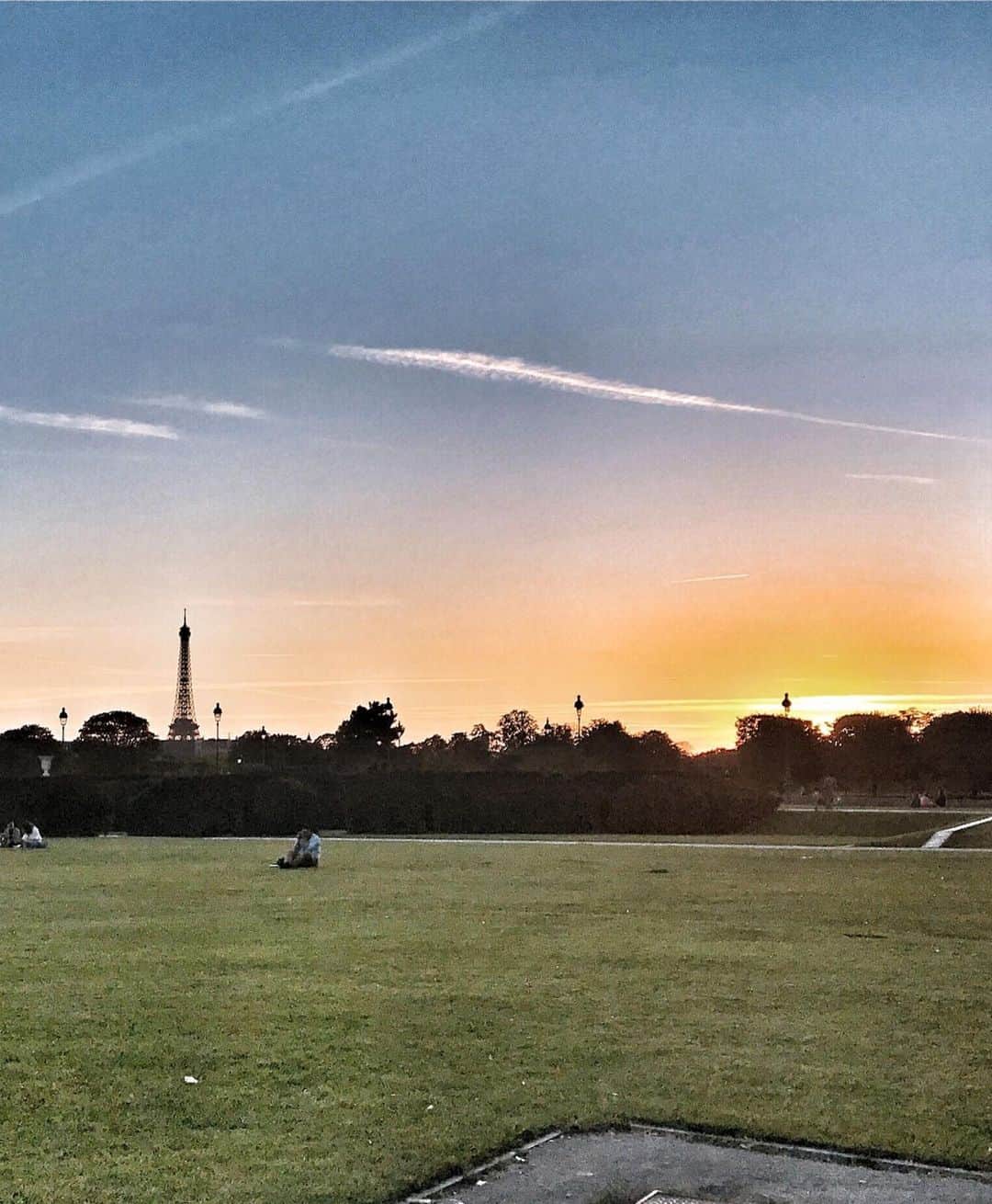 上野水香さんのインスタグラム写真 - (上野水香Instagram)「Last pic from #Paris 🧡💙💚💛💗 #toureiffel  #larcdetriomphe  #placevendome  #palaisdestuileries  しつこく失礼します(・・;) これで最後にします。笑 #パリ が美しすぎて、毎日17000歩とか歩いてました🤣 とても良い季節でした。 #晩夏  One piece @sandroparis  素晴らしい空気感のなか沢山すてきなエキスをいただいてきました。 しばらく大きな舞台がない状態ですが、日々を大切に、新しいシーズンも踊っていきたいと思います。  みなさん、これからもよろしくお願いします😘  Doing my best after holidays for new season !」9月3日 13時51分 - mizukaueno