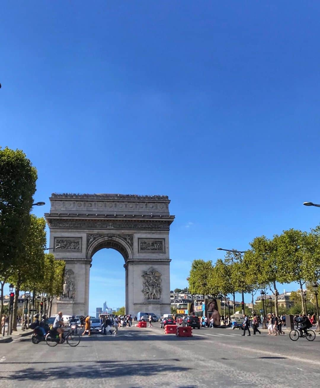 上野水香さんのインスタグラム写真 - (上野水香Instagram)「Last pic from #Paris 🧡💙💚💛💗 #toureiffel  #larcdetriomphe  #placevendome  #palaisdestuileries  しつこく失礼します(・・;) これで最後にします。笑 #パリ が美しすぎて、毎日17000歩とか歩いてました🤣 とても良い季節でした。 #晩夏  One piece @sandroparis  素晴らしい空気感のなか沢山すてきなエキスをいただいてきました。 しばらく大きな舞台がない状態ですが、日々を大切に、新しいシーズンも踊っていきたいと思います。  みなさん、これからもよろしくお願いします😘  Doing my best after holidays for new season !」9月3日 13時51分 - mizukaueno