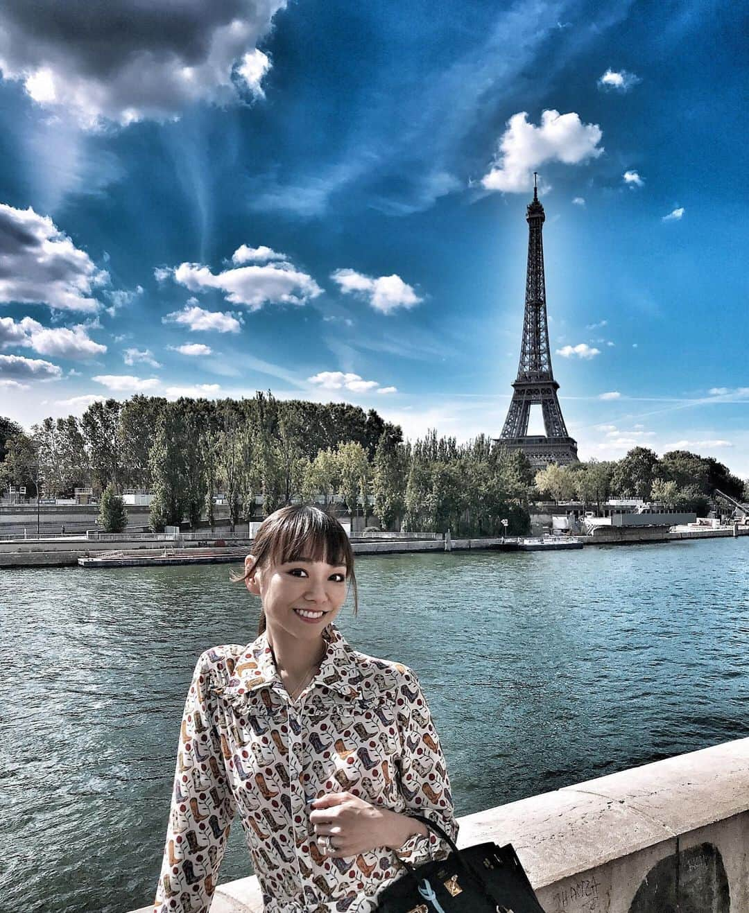 上野水香さんのインスタグラム写真 - (上野水香Instagram)「Last pic from #Paris 🧡💙💚💛💗 #toureiffel  #larcdetriomphe  #placevendome  #palaisdestuileries  しつこく失礼します(・・;) これで最後にします。笑 #パリ が美しすぎて、毎日17000歩とか歩いてました🤣 とても良い季節でした。 #晩夏  One piece @sandroparis  素晴らしい空気感のなか沢山すてきなエキスをいただいてきました。 しばらく大きな舞台がない状態ですが、日々を大切に、新しいシーズンも踊っていきたいと思います。  みなさん、これからもよろしくお願いします😘  Doing my best after holidays for new season !」9月3日 13時51分 - mizukaueno