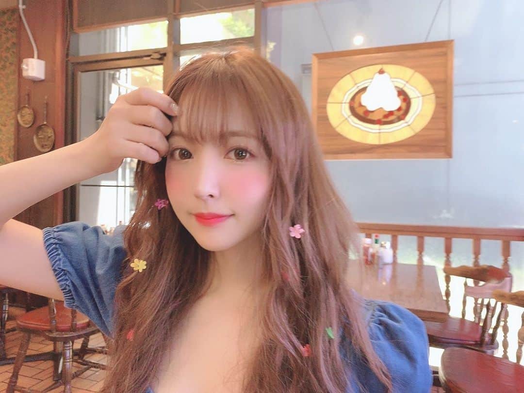 三上悠亜さんのインスタグラム写真 - (三上悠亜Instagram)「髪の毛にお花つけてるんるん🌸🌼 #ゆあ旅」9月3日 13時54分 - yua_mikami