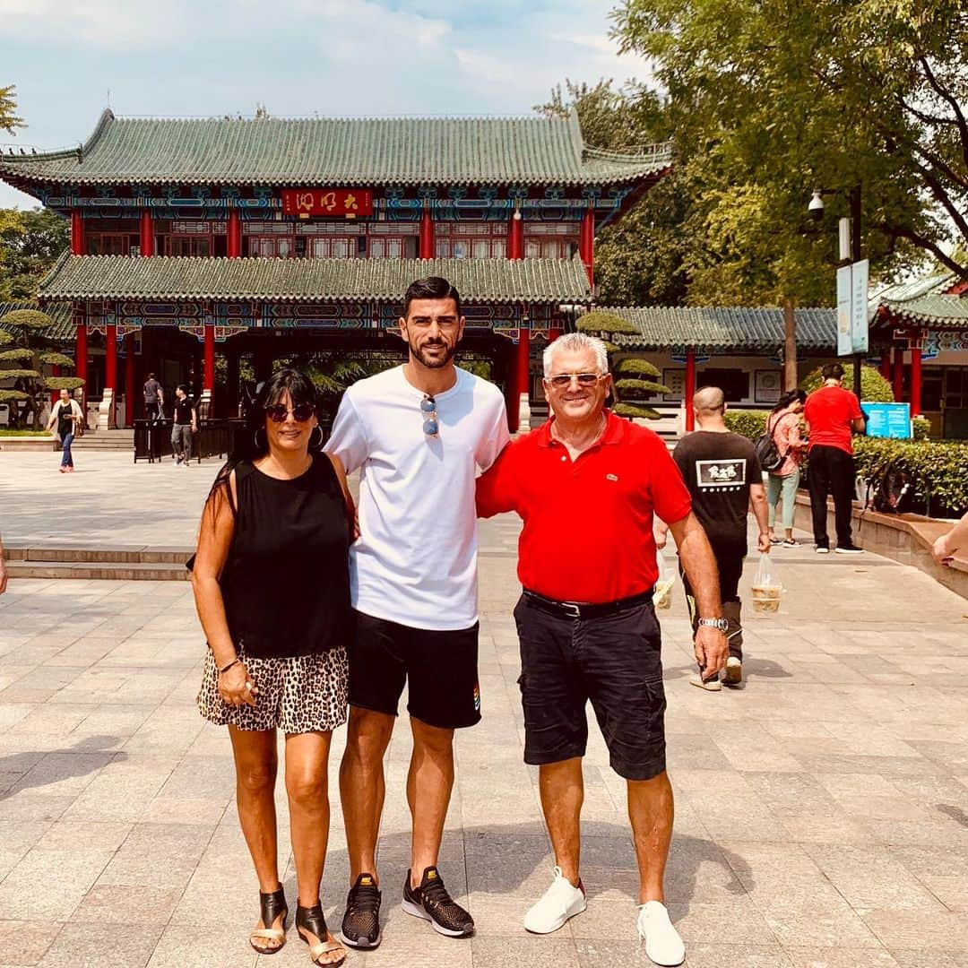 グラツィアーノ・ペッレのインスタグラム：「🇮🇹 Family time in China 🇨🇳 ❤️ #mamma #papà #jinan #china」