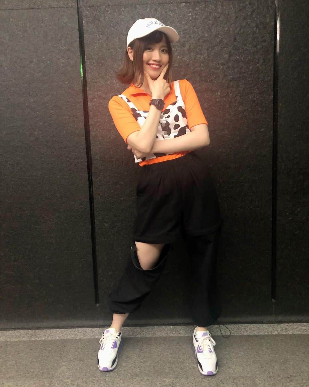 のぐちゆりのインスタグラム：「ちなみにー！！！！ #しんげき DJ  PARTY の衣装は、全身#SPINNS さんです😎✨(リリスパでもお世話になりました！！💓) 牛柄のビスチェを見つけた時、絶対このイベントで着たいと思って、速攻ゲットしました！🐮 でも牛柄に合う服を見つけるのに結構難航して…かりんにめっちゃ相談に乗ってもらいました😭✨ ありがとうかりん🐿！ 結果納得のいくコーデになってよかったーー✨ 師匠から貰った帽子(#milkfed )とも相性バッチリでしょ👌？」