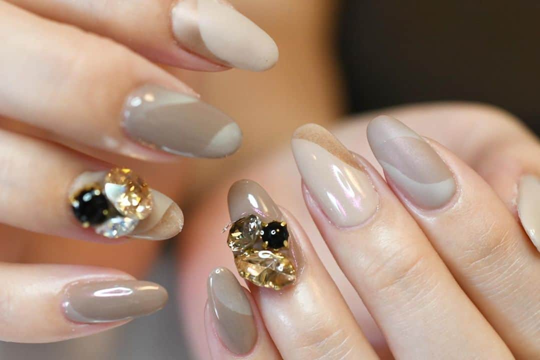 Yuka Maeda ::manicurelistのインスタグラム：「. . 大阪市北区 梅田.中崎町.駅から徒歩7分🚶‍♀️ CADENAS nail eyelash  マツエクアカウント @cadenaseyelash LINE:@ cadenas 🆔検索🙋‍♀️ tel:06-4792-8617. cadenas.nail@gmail.com. . #ネイル #ジェルアート #大人かわいい #梅田ネイル #堂山町 #大人ネイル #個性派ネイル #クリアネイル #ジェルネイル #nail #notd #ニュアンスネイル #instanail #ワンカラー #秋ネイル  #ネイルデザイン #ongels #美甲 #osaka  #ジェルデザイン #cadenas #指甲 #Autumn #Insatnails #fashion #シアーネイル #うる艷ネイル #トレンドネイル  #エアブラシネイル #ベージュネイル」