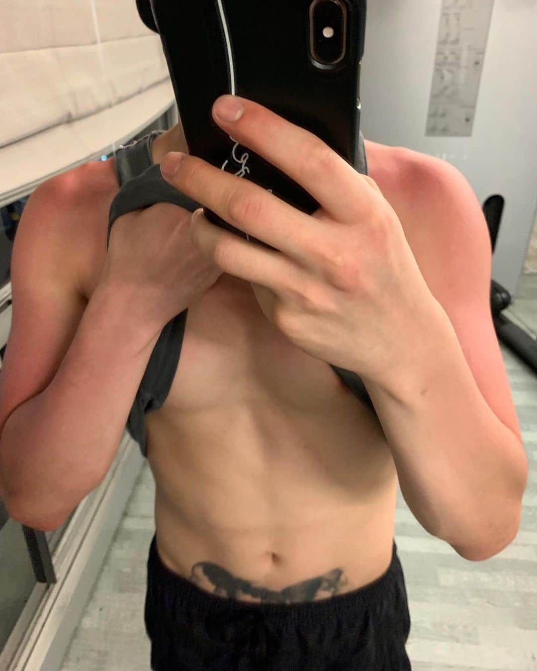 ZELO さんのインスタグラム写真 - (ZELO Instagram)「i got so sun burnt now it’s time to avoid the sun.. 😅 #workoutstart ㅋㅋ 🦞🦞...」9月3日 14時08分 - byzelo