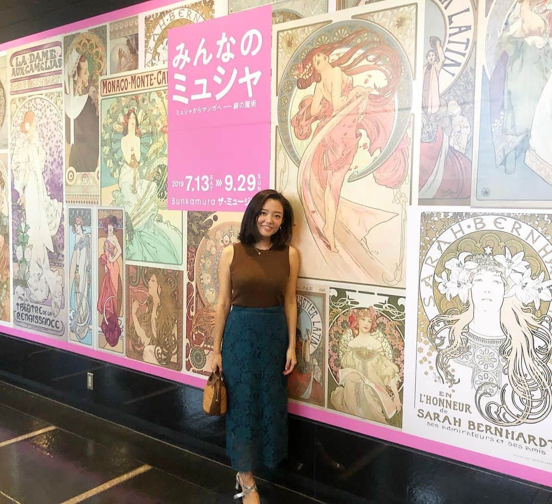 のインスタグラム：「母とbunkamuraで開催中の #みんなのミュシャ 展へ。 淡い色使いが、女の子の心に刺さる！儚くて綺麗で心が浄化された😌💕 いつか広い家に住んだら飾りたいな〜。なー。🤔💐 #みんなのミュシャ #mucha #bunkamura #絵画鑑賞」