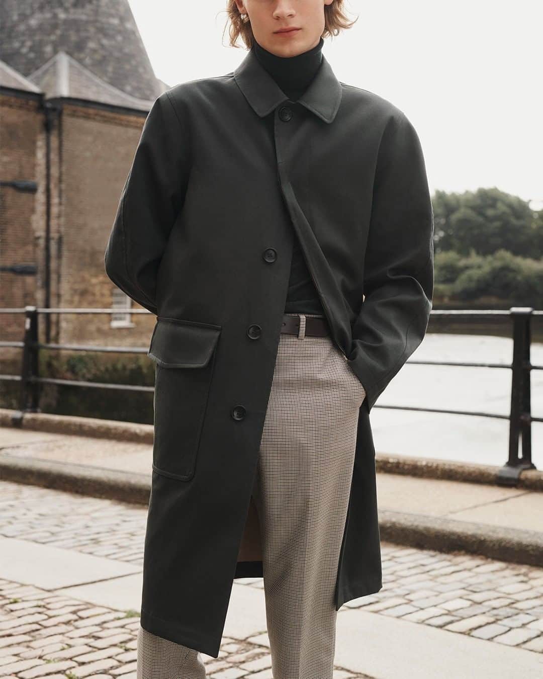 MR PORTERのインスタグラム：「The new @mrp collection has arrived, and suddenly we are ok with the temperature dropping. Expect coats, sweaters and boots, all designed by the men behind MR PORTER. - Tap or head to the link in bio to shop the collection. #MrPmyway」