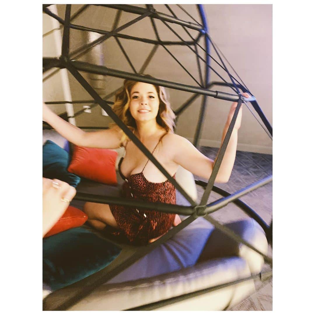 サーシャ・ピーターズのインスタグラム：「Thank you @phvegas for having all 24 of us this weekend! We had an absolute blast 🎉」