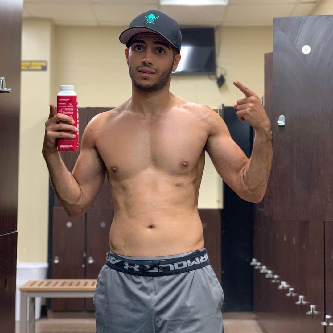 メナ・マスードのインスタグラム：「My team told me absolutely no shirtless gym selfies but. Once in a while is okay....right? HAPPY LABOR DAY YOU HOOLIGANS!」