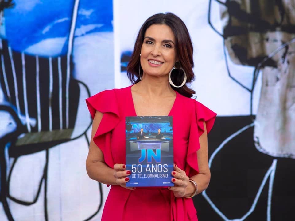 ファチマ・ベルナルデスのインスタグラム：「Ainda sobre os #50anosdoJN. O livro com memórias incríveis desses 50 anos de telejornalismo contadas por quem viveu esses fatos e mais reencontros na noite de ontem.」