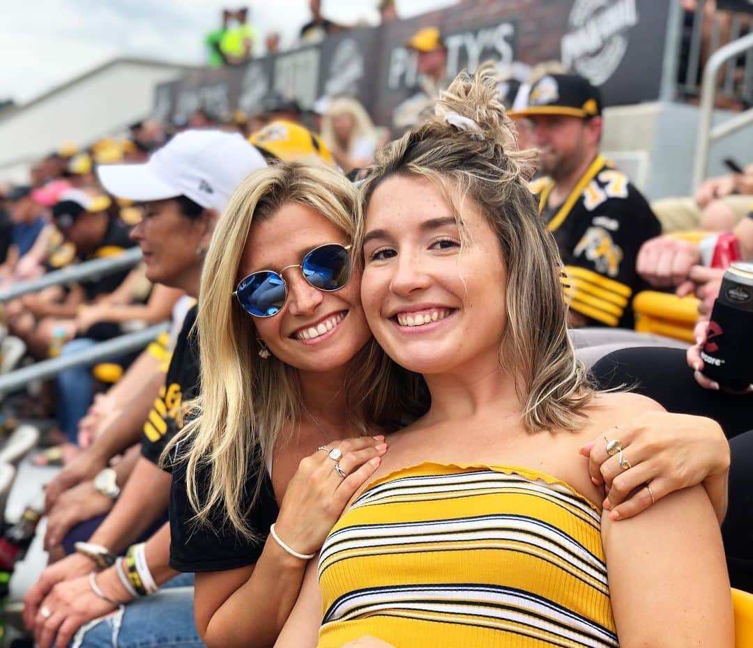 カーステン・ムーア＝タワーズのインスタグラム：「My second favourite sport with my first favourite sister (and bestie) (swipe ➡️) Don’t ask me too much about the rules 🤷🏼‍♀️🏈 #sports #labourdayclassic #oskeewawa」