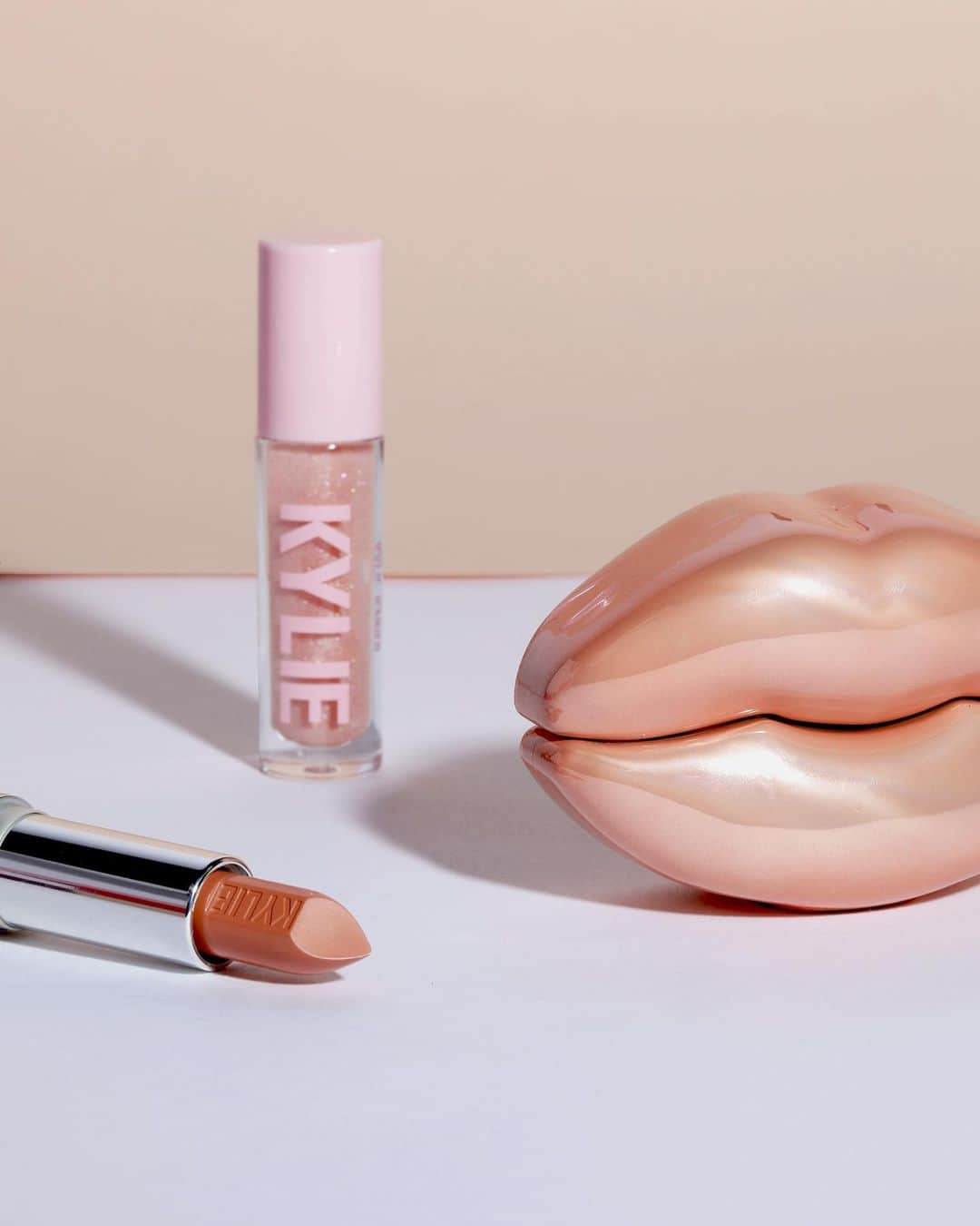 Kylie Cosmeticsさんのインスタグラム写真 - (Kylie CosmeticsInstagram)「Shop KYLIE JENNER BY @KKWFRAGRANCE now! 😍💋✨ KKWFRAGRANCE.COM」9月3日 6時00分 - kyliecosmetics