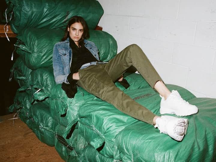 ハドソンのインスタグラム：「Labor Day. Just relax. #HudsonJeans」