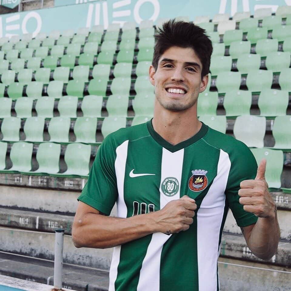 グスタヴォ・ルーカス・ドミンゲス・ピアソンのインスタグラム：「Feliz com essa nova experiência e desafio em Portugal. Vamos em busca de coisas grandes esse ano nesta ótima equipe 💪🏼🙌🏼💚」