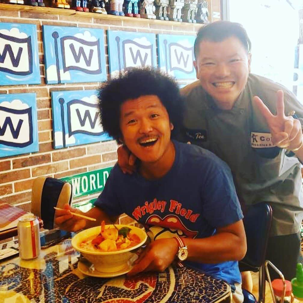 オカモト"MOBY"タクヤさんのインスタグラム写真 - (オカモト"MOBY"タクヤInstagram)「8/24(Sat)11:00 #Chicago #Wrigleyville 「Cozy Noodles and Rice」にてThai Curry Ramen。#WrigleyField 近所の人気タイ料理店。ボクもシカゴに行くと必ず立ち寄っている。去年7月、インスタ相互フォロー仲間の店主に「MOBYは日本でいつも美味しそうなもの食べてるだろ？何かうちで新しいメニュー考えてよ」と言われ、その時ちょうど食べていたレッドカレーがかなりスープ多めだったので「これに中華麺を入れたらカオソーイ(カレーラーメン)になるじゃん！」と提案して即座に採用され、程なく店の看板メニューになった模様。考案者としてお店にポスターも貼られてましたww。この日は厨房まで連れて行かれ「彼がタイカレーラーメンの考案者です！」と紹介され拍手を頂きましたよね。」9月3日 6時18分 - moby_scoobiedo