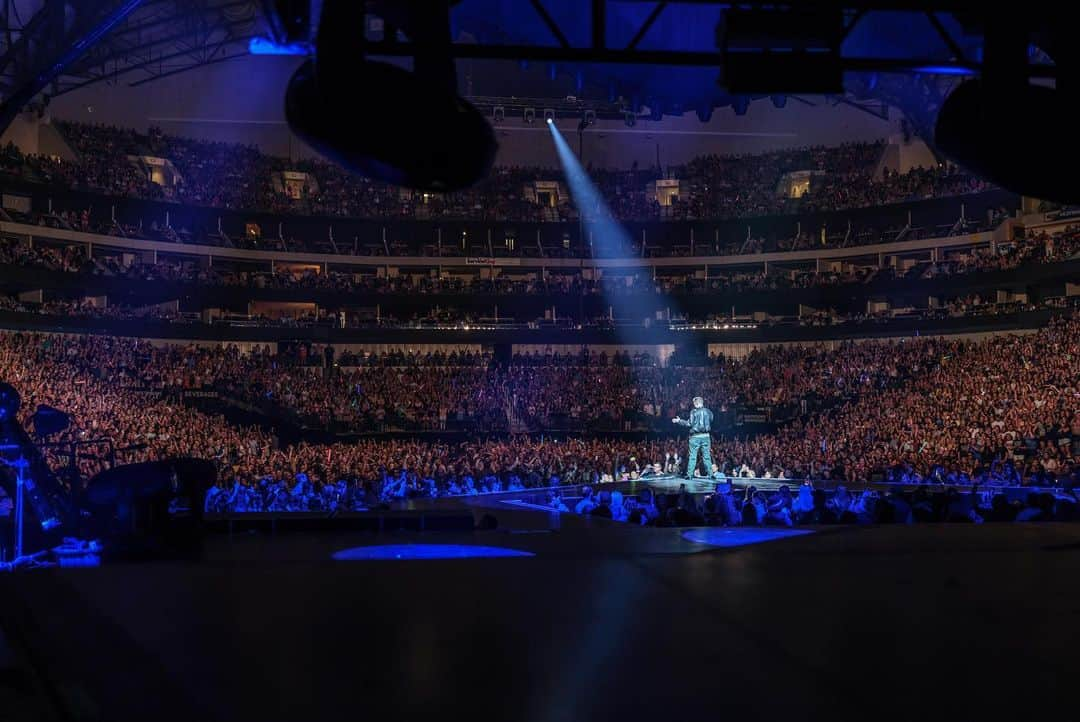 backstreetboysさんのインスタグラム写真 - (backstreetboysInstagram)「Dallas!!! You were such an incredible crowd! #BSBDAL #DNAWorldTour」9月3日 6時28分 - backstreetboys