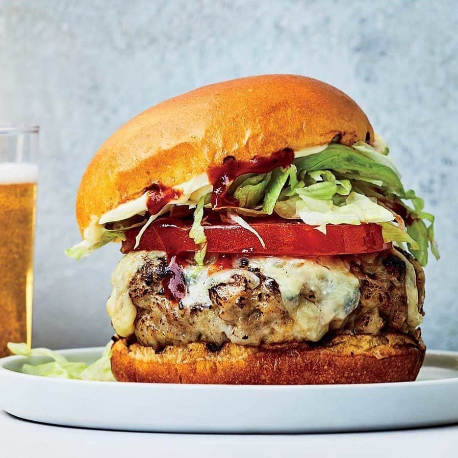 Food & Wineさんのインスタグラム写真 - (Food & WineInstagram)「All the burgers, please! A quick brine produces super-moist turkey burgers with chin-dripping juices. (The brine also helps them cook faster, so flip often to help them cook evenly and prevent charring.) Tap the link in our bio for @dan_kluger's recipe. 📷: @protazio」9月3日 6時44分 - foodandwine