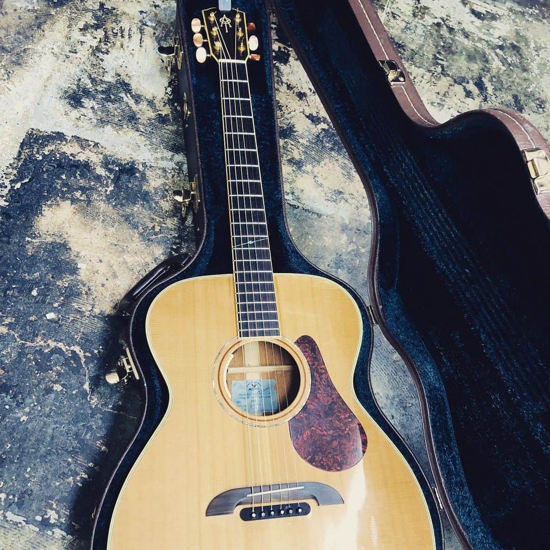 IKEさんのインスタグラム写真 - (IKEInstagram)「acoustic guitar  だいぶ年季が入ってきた。  ヤイリギター、有難う、いい音です♪」9月3日 6時48分 - ike1984official