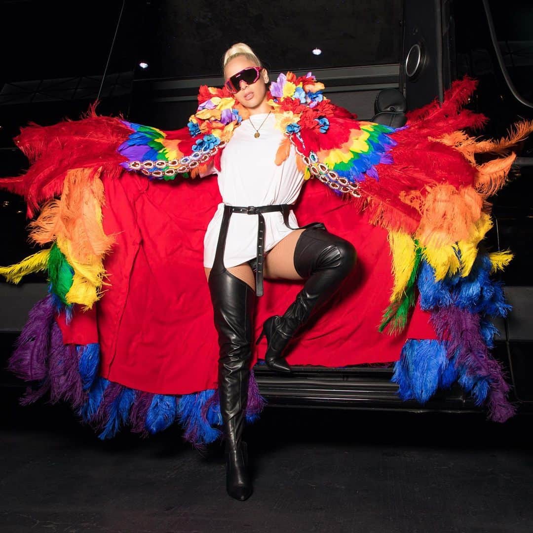ベロニカ・ベガのインスタグラム：「Atlanta Black Pride Thank You! We had the time of our lives!  I’m extremely proud & grateful to be part of a community that promotes being your true self. When u can be who u want to be I believe creativity and creation grows in ways the world can’t control. And love is the door we have to open to get in!  Thank you to my entire team who worked around the clock to make this show & rehearsals happen through a crazy schedule. I love you. 📸: @mrwattson」