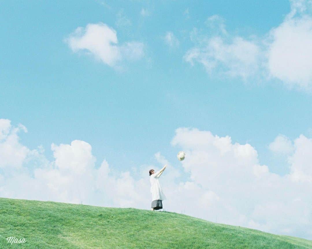 Masaさんのインスタグラム写真 - (MasaInstagram)「. . . 帽子👒の飛んでる向きが前過ぎる😂 . 昨日、健康診断の日だってのをすっかり忘れてた😅 去年の結果を見ながらちょっと大きくなってますね〜って言われた💦 . . 撮影日 : 2019年8月24日 . #まさ35 #ヤマプリ #35mm #nikonfm2 #instagramjapan #igersjp #tokyocameraclub #art_of_japan_ #photogenic_jp #GPW_members_only #good_portraits_world #film_jp #film #フィルム #film_com #filmcamera #filmphotography #portrait #ポートレート #photogram_archive #todays_blue_collection #pof_ig #hibi_jp #team_jp_ #滋賀 #shiga #高島 #青空 #まさ_👒」9月3日 7時12分 - masa_nikonist