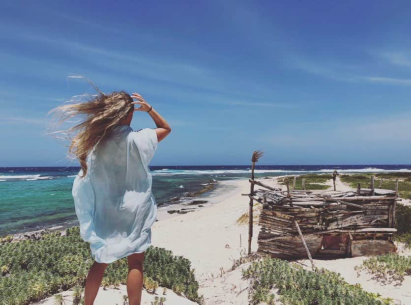 イモージェン・ケアンズのインスタグラム：「Heaven on earth 📍🇦🇼 🌊 #aruba #bocagrandi #onehappyisland  #happy #lifestyle 📷@louisevanhille」