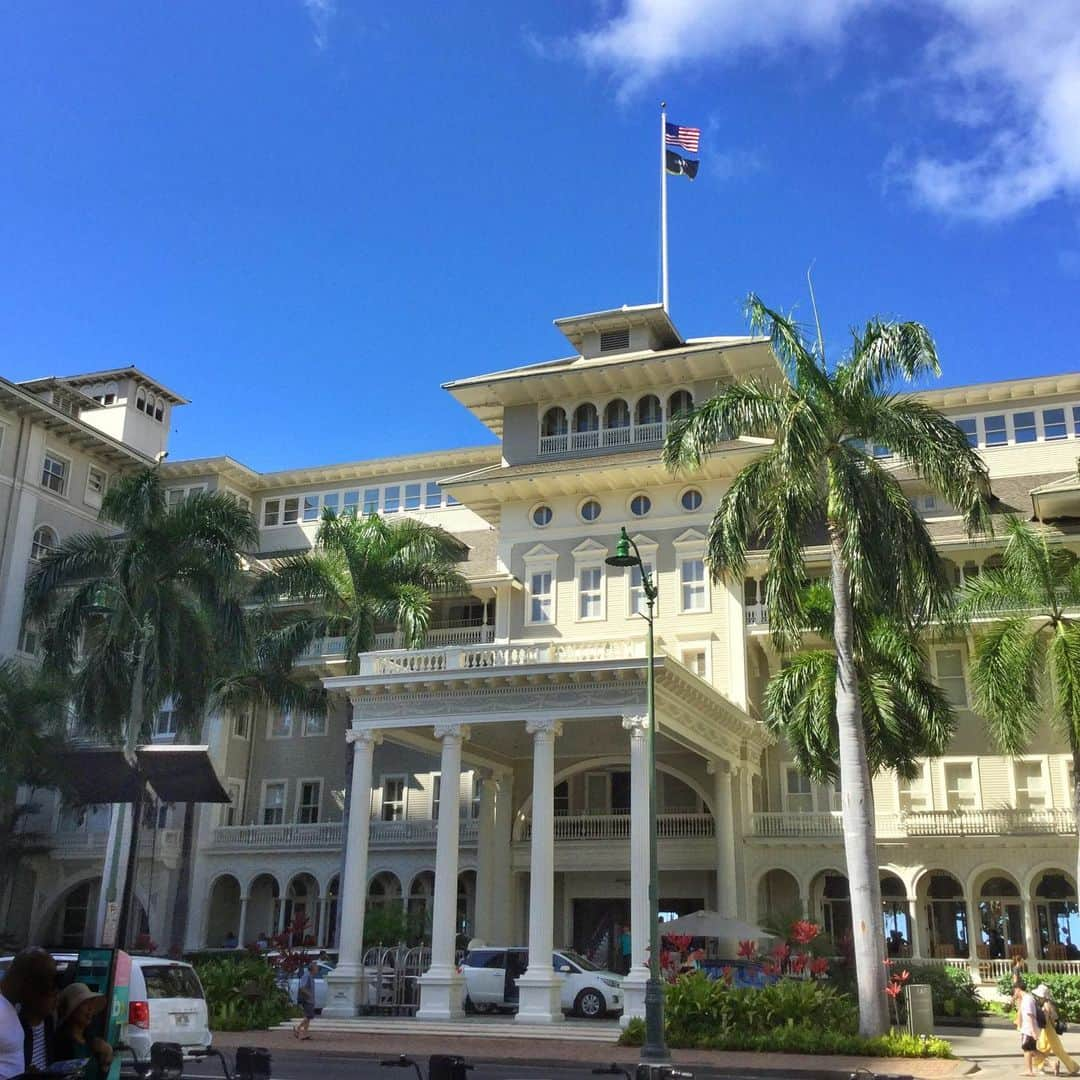 Belle Vie Hawaiiさんのインスタグラム写真 - (Belle Vie HawaiiInstagram)「本日ハワイは月曜日ですが﻿ Labor Day（レイバーデイ）の祝日です㊗️﻿ ﻿ 学校やお役所はもちろん 銀行や郵便局、﻿ほとんどの会社がお休みで﻿ バスも休日スケジュールで運行していますが﻿ ワイキキはいつも通り❣️﻿ ﻿ ベルヴィーも夜10時半まで﻿ 元気に営業しています😊﻿ ﻿ 今週も頑張りましょう〜🤙﻿ ﻿ ﻿ ﻿ #belleviehawaii #hawaii﻿ #waikiki #waikikibeach﻿ #aloha #honolulu﻿ #moanasurfrider ﻿ #oahuhawaii #oahulife﻿ #hawaiilife #honoluluhawaii﻿ #ハワイ #ベルヴィー﻿ #ハワイ旅行 #ハワイ好き﻿ #モアナサーフライダー﻿ #ハワイ大好き #アロハ﻿ #ハワイの思い出 #ハワイ情報﻿ #ハワイ土産 #ハワイ行きたい﻿ #ワイキキ #ワイキキビーチ﻿ #ホノルル #ハワイ生活﻿ #ハワイ好きな人と繋がりたい」9月3日 7時19分 - belleviehawaii