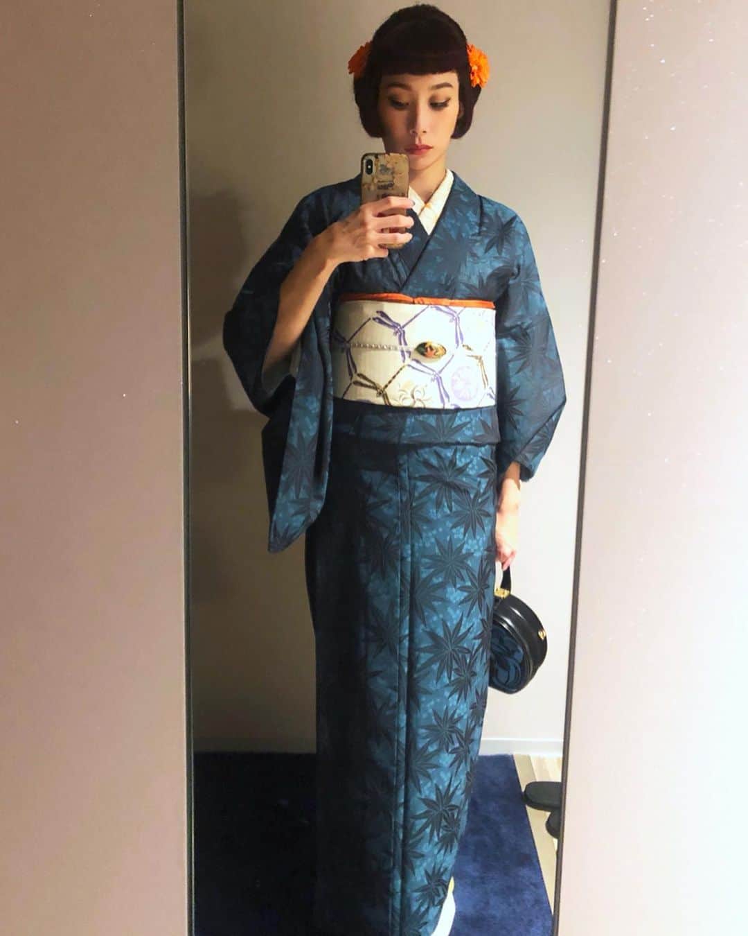 マドモアゼル・ユリアさんのインスタグラム写真 - (マドモアゼル・ユリアInstagram)「先日まで数日京都に居ました😊 夏最後のお着物👘✨ ずっと行ってみたかった"エメラルド美容室"でヘアセットをしてもらいました！💆🏻‍♀️ 着物と私の顔や輪郭にあったセットを直ぐに提案してくださって、ささっと30分くらいであっという間に出来上がったセット😍 ピンもスプレーも最小限の使用で、とっても綺麗なヘアが出来上がった時は感動✨🥺✨また絶対行く！！ タイミング良く細尾さんの"HOSOO FLAGSHIP STORE”のオープニングにも参加できました！ おめでとうございます！🎊 Pictures from Kyoto❤️ I’ve got my hair done at “emerald beauty parlor" which I've always wanted to go. A woman in the last picture is a hair dresser. She has such an amazing skills!!!!!!!!! #エメラルド美容室 #着物 #hosooflagshipstore #HOSOO #京都」9月3日 7時53分 - mademoiselle_yulia
