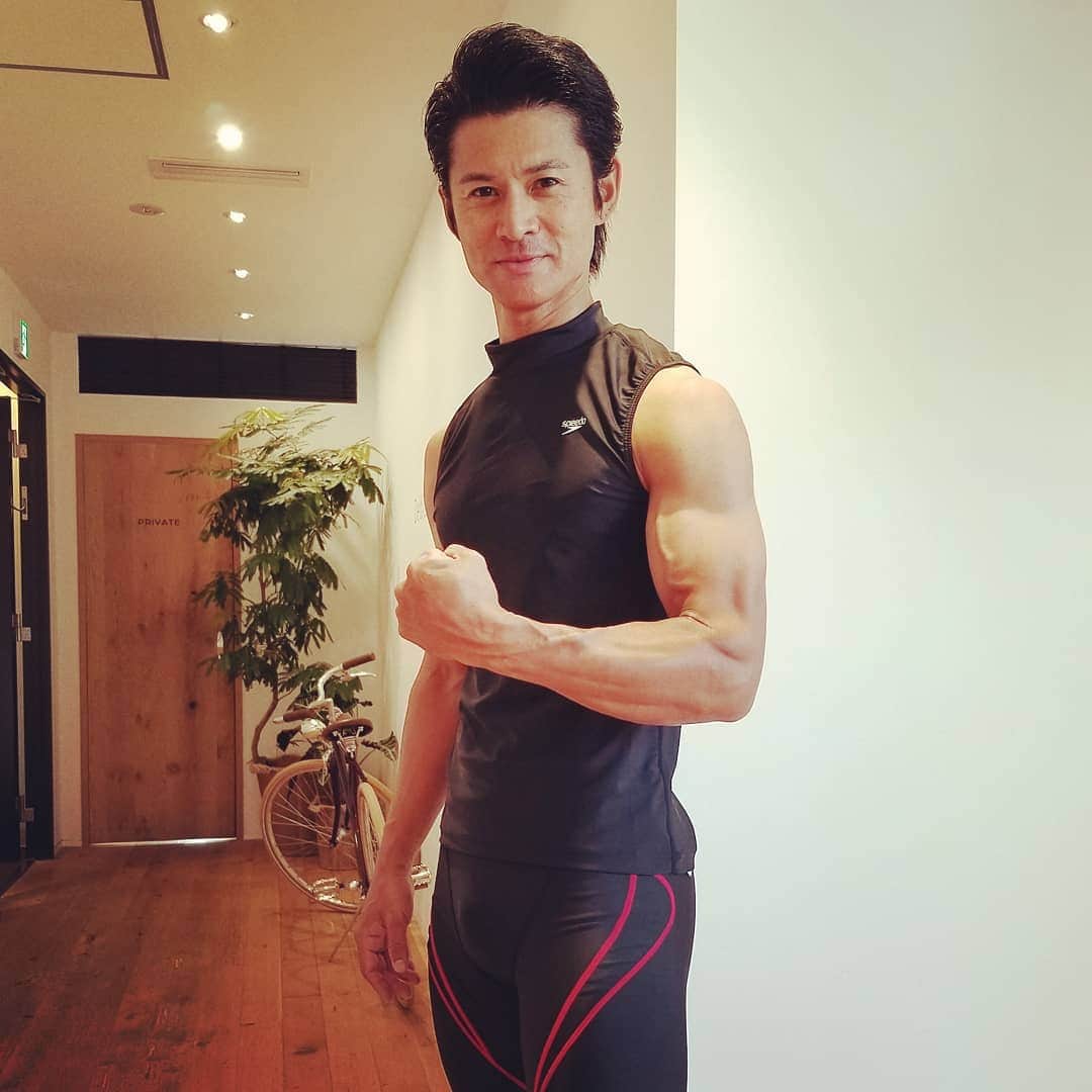 山下晃和さんのインスタグラム写真 - (山下晃和Instagram)「【FITNESS】僕はSWIMがニガテなくせにトライアスロンに出てみたくて、4年前から練習を始めました  旅することが好きなので（キレイな海しか泳げないのもあるけれど）、 今は海外のレースに絞っていますが  先日オーストラリアのブランドSpeedoのBreaks seriesを教えてもらい、競泳用レギンスで泳いだら、ウェットスーツの感覚に近くて感動です！  下肢を沈みにくくし、腰椎や膝関節サポートしてくれるのでかなりスムーズに。  また太もも前部にパワーネットが編み込まれていて、筋肉の振動を軽減し、抵抗力を少なくする作用もあるとのこと  タンクトップもセットアップで着ればますますスタイリッシュに。これからはセットアップの時代になるかも、ならないかも  ウエイトトレーニングでジムでも着られそう  #ゴーグルはトライアスロン用 #speedo #スピード #swim #triathlon #トライアスロン #muscle #mensmodel #ファッションモデル #スポーツモデル #アウトドアモデル #japanesemensmodel #japanesemodel #fashionmodel #modelling #モデル #メンズモデル #タイクーン #上腕二頭筋 #セットアップ #セットアッパー #breaksseries #breaks #水泳 @speedo_japan  #swimming #pool #legins」9月3日 7時58分 - travel_akikazoo