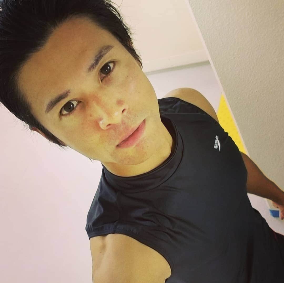 山下晃和さんのインスタグラム写真 - (山下晃和Instagram)「【FITNESS】僕はSWIMがニガテなくせにトライアスロンに出てみたくて、4年前から練習を始めました  旅することが好きなので（キレイな海しか泳げないのもあるけれど）、 今は海外のレースに絞っていますが  先日オーストラリアのブランドSpeedoのBreaks seriesを教えてもらい、競泳用レギンスで泳いだら、ウェットスーツの感覚に近くて感動です！  下肢を沈みにくくし、腰椎や膝関節サポートしてくれるのでかなりスムーズに。  また太もも前部にパワーネットが編み込まれていて、筋肉の振動を軽減し、抵抗力を少なくする作用もあるとのこと  タンクトップもセットアップで着ればますますスタイリッシュに。これからはセットアップの時代になるかも、ならないかも  ウエイトトレーニングでジムでも着られそう  #ゴーグルはトライアスロン用 #speedo #スピード #swim #triathlon #トライアスロン #muscle #mensmodel #ファッションモデル #スポーツモデル #アウトドアモデル #japanesemensmodel #japanesemodel #fashionmodel #modelling #モデル #メンズモデル #タイクーン #上腕二頭筋 #セットアップ #セットアッパー #breaksseries #breaks #水泳 @speedo_japan  #swimming #pool #legins」9月3日 7時58分 - travel_akikazoo