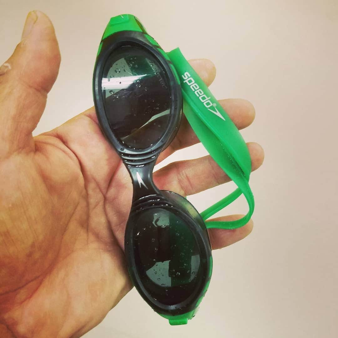 山下晃和さんのインスタグラム写真 - (山下晃和Instagram)「【FITNESS】僕はSWIMがニガテなくせにトライアスロンに出てみたくて、4年前から練習を始めました  旅することが好きなので（キレイな海しか泳げないのもあるけれど）、 今は海外のレースに絞っていますが  先日オーストラリアのブランドSpeedoのBreaks seriesを教えてもらい、競泳用レギンスで泳いだら、ウェットスーツの感覚に近くて感動です！  下肢を沈みにくくし、腰椎や膝関節サポートしてくれるのでかなりスムーズに。  また太もも前部にパワーネットが編み込まれていて、筋肉の振動を軽減し、抵抗力を少なくする作用もあるとのこと  タンクトップもセットアップで着ればますますスタイリッシュに。これからはセットアップの時代になるかも、ならないかも  ウエイトトレーニングでジムでも着られそう  #ゴーグルはトライアスロン用 #speedo #スピード #swim #triathlon #トライアスロン #muscle #mensmodel #ファッションモデル #スポーツモデル #アウトドアモデル #japanesemensmodel #japanesemodel #fashionmodel #modelling #モデル #メンズモデル #タイクーン #上腕二頭筋 #セットアップ #セットアッパー #breaksseries #breaks #水泳 @speedo_japan  #swimming #pool #legins」9月3日 7時58分 - travel_akikazoo