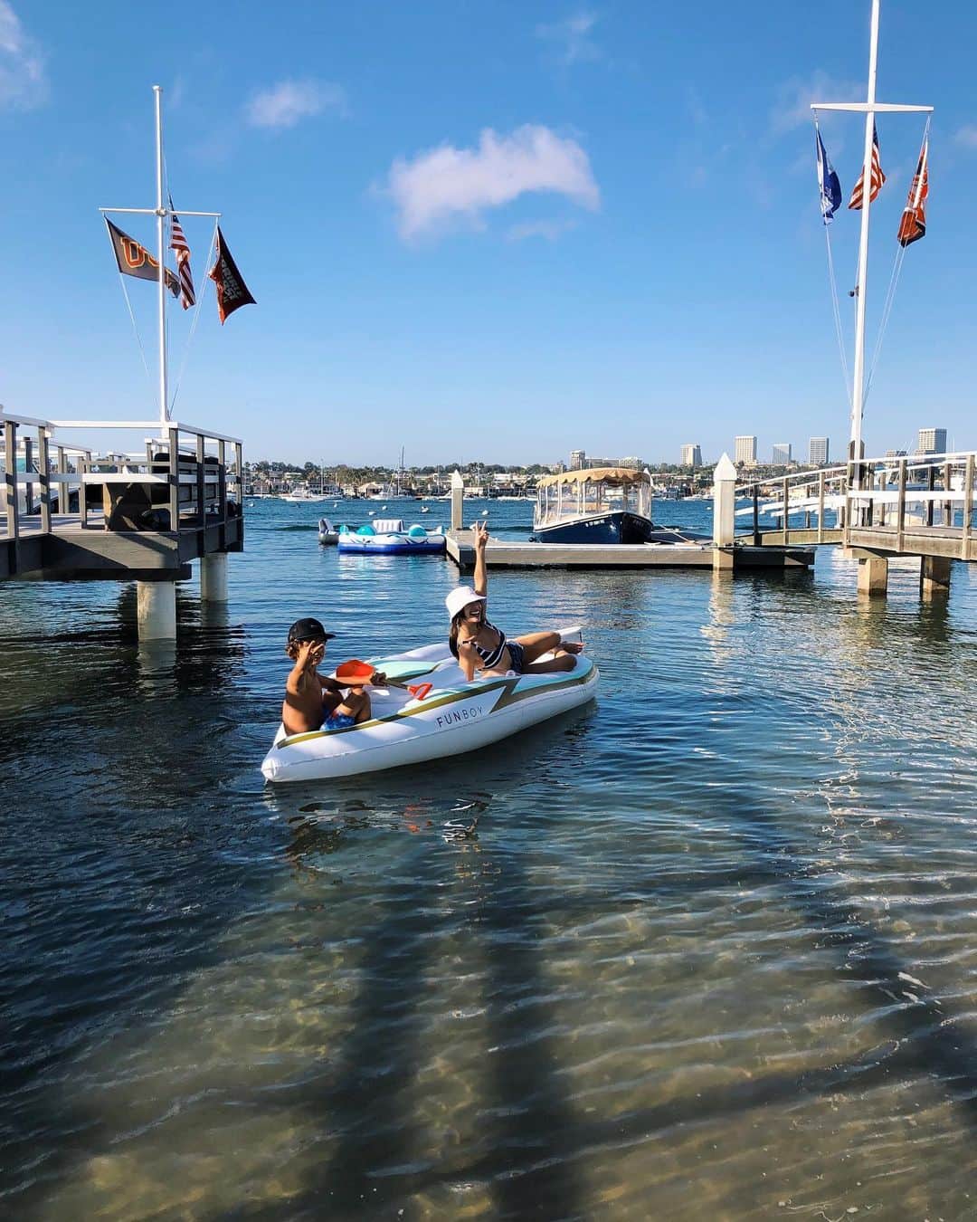 クロエ・ブリッジスのインスタグラム：「Summer might be winding down but hey don’t worry the amount of summertime content coming to this instagram page will NOT be winding down we still have rafts and we are not afraid to use them!」