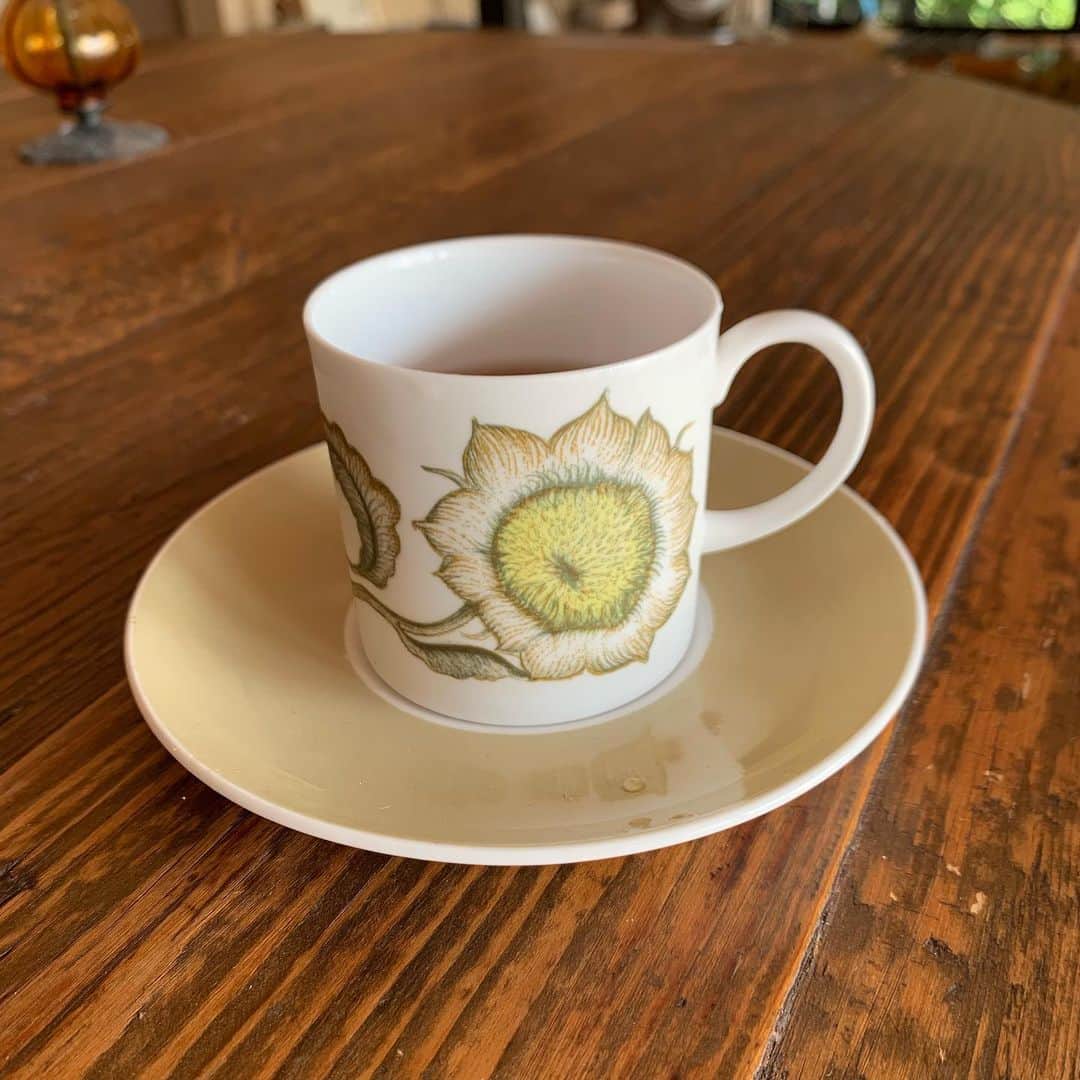 クリス智子さんのインスタグラム写真 - (クリス智子Instagram)「久しぶりに出した スージー・クーパーのカップ&ソーサー。うちは、今日から息子も2学期スタート。夏休みも終わりです。早朝のお弁当作り再開、出かけたあとに、ちょっと一息。  これは、Sunflower （ひまわり）という名前がついたシリーズ。  わたしは、元気の象徴のようにみえるひまわり より、どちらかというと、渋いような、気配をすっと変えて在るような、落ち着いた気配の方が、好みです。  2枚目は、葛飾北斎さんの向日葵図。 3枚目は、先日見た 染色家柚木沙弥郎さんの版画、「老いたひまわり」。 今朝見ても、どれもやっぱりいいなぁ。  エネルギーもらって、さ〜て、支度します。  #sunflower」9月3日 8時05分 - chris_tomoko