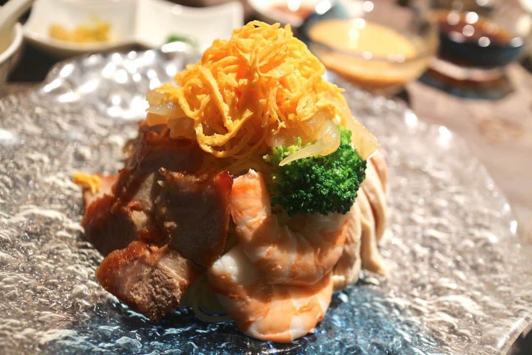花田浩菜さんのインスタグラム写真 - (花田浩菜Instagram)「前の記事、たくさん反応下さりありがとうございます😭コメント返せてない方いらっしゃったらごめんなさい🙇‍♀️！ 第2子ちゃんと同じ年のママが結構多くてうれしい限り😊💕 . . つわりの終わりかけに、 『つわり終わったら#冷やし中華 食べたい』と思い🍜 つわりが完全に終わった７月後半に家族で食べに行きとても美味しかった#中国飯店 の#五目乗せ冷麺 と#担々麺 🍜❤️ . #ベビーチェア もあるし中華は子連れに優しいところが多くてありがたい限りです😭❤️ ここの冷やし中華はゴマだれと醤油だれ二種類ついててかなり美味しかった✨✨✨担々麺も変わらずの美味しさ😭 気がついたらもう９月であっという間に毎年大好きな冷やし中華の時期も終わってしまった〜😂 . . つわりについて、何人かから質問頂いたのですが、気分が良くない方もいるかもしれないので、読みたい方だけ以下どうぞ🙇‍♀️ . 今回、6週くらい〜安定期に入る5ヶ月前の15週くらいまで3ヶ月弱吐き悪阻で、1番7-10週あたりがピークで酷くて。 はじめは冷たい麺やおにぎりなら食べれていたのにピークは午後〜夜にかけて野菜も麺も米も肉魚も食べ物何も食べれなくて、 水だとまずくて飲み込み辛く、アクエリアスの経口補水液をお供に旦那氏がいる間はずっと転がっていました。。 冷蔵庫あけるのもダメ、電子レンジもダメ、お湯沸かすのもダメ、シンクに立つだけで気持ち悪くて洗い物すらムリ🙅‍♀️ そんな時でも午前中とか食べたいと思うものはパン、すあま、クッキーなど焼き菓子、じゃがりこなら食べられるという栄養のなさ具合😂 そしてまだ1歳の息子のご飯を一日3食＋おやつと手抜きとはいえ作って出して下げてと一連の流れをしなければならぬ絶望感たらもう😂そして1歳男の子の優しく寝かせてなんてくれないどSっぷりったら、もうもう❤️😂 . つわりの最初の頃は『お外で遊べなくてごめんね』とか思ってたのに、ピークの時はイヤイヤ期の息子がどうでもよくなるくらい（ごめんよ息子）自分の体調とメンタルがやられてました😂 でもそのピーク直後くらいに胃腸炎に掛かった時、夜中も嘔吐で寝れず胃液全て戻した時に『これが悪阻でなく、胃腸炎で良かった…』と自分の悪阻に感謝しました w . . 朝起きてから寝るまで船酔いみたいで、 気分が悪くて、ピークはSNSやテレビで食べ物を見るだけで気持ちが悪くて『食べ物コワイ😭』状態だったので、、 前回無かったつわりさん。 何度もめげたい気持ちになったし食欲で生きているような私はそれを奪われて毎日起きてから寝るまで何も希望が持てなくて、いつ終わるのかわからないつわりが本当に辛かったけれど😂、 つわりが終わるころにはいきなり台所に立っても吐かなくなり、『あれが食べたい』と思えて、美味しく食べられて、かつ食べ終わった後も吐き気に襲われなくなった今、普通のことが本当に幸せに思えます😭❤️ . . 今回ずっと体調が良く無かったので後期つわりがいつ来るかとか他のトラブルへの恐怖もありますが、 元気で動ける間に家族でお出かけしたり、食べたいものも食べておきたいし、思い出沢山作りたいな👪❤️ . . そして今、悪阻で辛い方もきっと沢山いると思うので😭私は体重は悪阻で4キロ弱減ってしまったけれど、水分は取れたので点滴にも通わず入院にもならずに済み、もっともっと重い方も沢山いると思います。 でも終わりは必ずあるので妊婦生活一緒に頑張りましょうー😭 という2人目にしてはじめてのつわり備忘録でした。 今まで生きてた中で1番辛い数週間だった😂笑笑 . . . . #子連れランチ #中国飯店 #六本木ランチ #ハイチェアあり #つわり記録 #つわり終了 #悪阻 #2人目妊娠中 #妊娠7ヶ月 #2歳差予定 #赤ちゃんのいる生活 #マタニティライフ #ママライフ #1歳11ヶ月 #男の子ママ #l4l #happy #happydays .」9月3日 8時16分 - hanadahirona