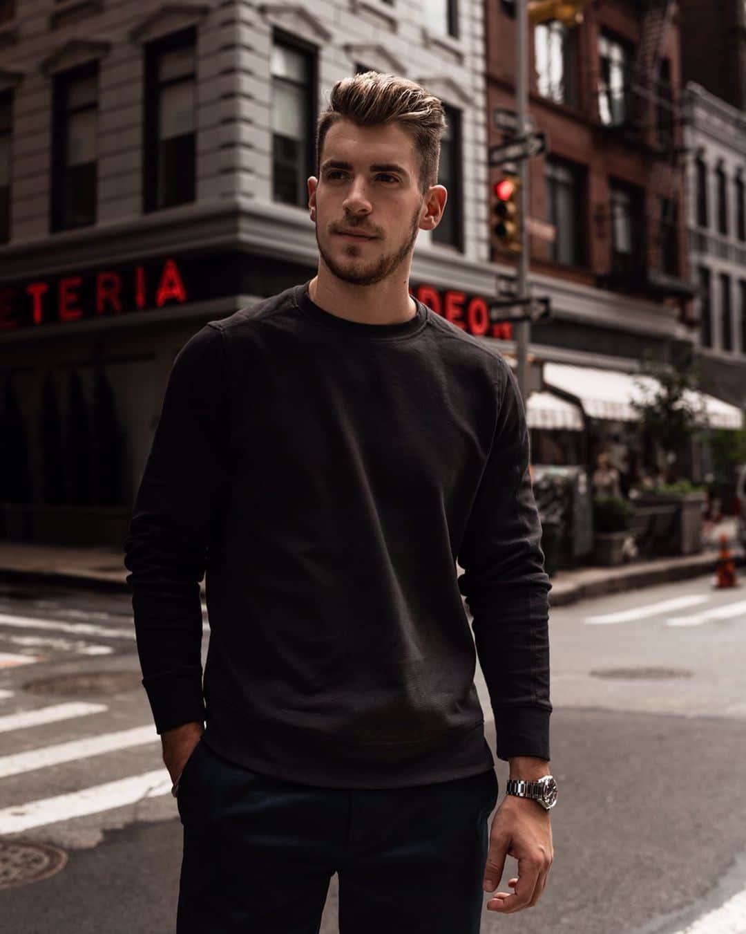 ペリーエリスのインスタグラム：「New season. New style. Tap to shop. 📷 @huntervought #repost #PerryEllis #LifeReadySince1976」