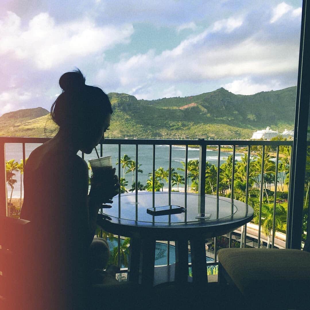 ニック・マーティンのインスタグラム：「Happy anniversary to my beautiful wife @mrsjennamartin ❤️ This photo was taken the morning of our wedding. I look at this photo & remember how peaceful we both felt going into our big day — not even the slightest bit of nervousness or worry. I was just excited & eager to marry the love of my life. 3 years later, I still feel like I’m the luckiest human being in the world to have you by my side ❤️」