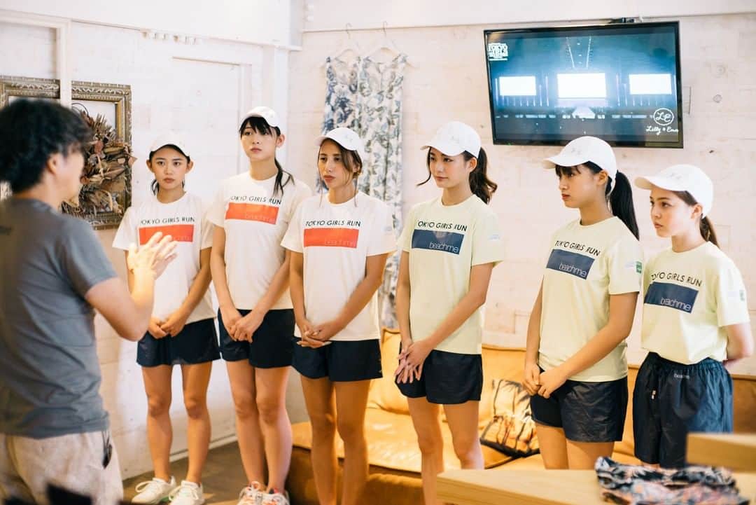のインスタグラム：「... コーチは最終目標のフルマラソンの完走に備えて、一人一人にアドバイスをしてくださいます。 日々の練習はどんな風にすればいいのか。 走ることに慣れるために週に３回以上走ること。今は夏の暑さが厳しい時期なので、 室内のジムなどを利用して走ることも良し、 朝晩の気温が低い時間帯に走ることも良し。 自分の無理のないようにみなさんもランニングをしてみてください！ .. #beachme #相模屋 #slendaginza #slenda #アンダーアーマー #tgr #tgc #東京ガールズコレクション #tokyogirlscollection #tokyogirlsrun #marathon #マラソン #逗子 #ランニング女子 #マラソン女子 #湘南 #ランニング #run #fitness #フィットネス #フルマラソン #ダイエット #健康 #ランナーさんと繋がりたい #健康食品 #スポーツウェア #model #モデル #runhappy」