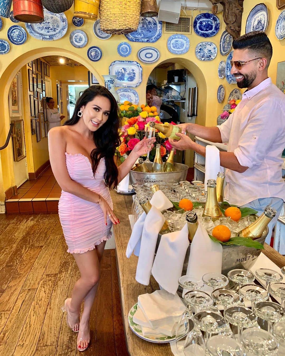 laurag_143のインスタグラム：「Today we went to one of our favorite restaurants called The Ivy 🌺🌼 It was where we went on our very first date (furthest picture when you scroll) and ever since, we have made it a tradition to remake the same pose every year 👫📸 @dhar.mann #day3」