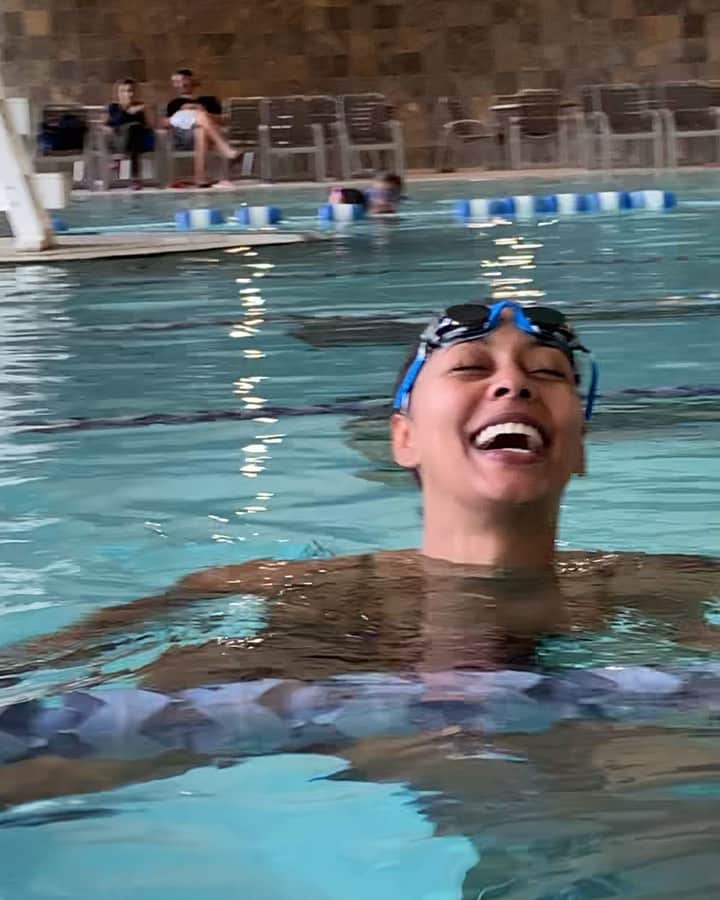 ケリー・ヒルソンのインスタグラム：「Did work on Labor Day! 💪🏾🇺🇸 Sponsored by @zone4inc @polowdadon (his idea). Now mind you, if this wasn’t after swimming a mile, I woulda hit her wit the 50-meter NO BREATH like back in my day 😂 Shout out to Bria @____slvmm at Lifetime for letting me see if I still got it. Form a lil off, but that flip-turn still get em 😝 • Fun Fact: From 3-17 yrs old, I swam on the only all black swim team in summer-league. We were the shit & “they” were BIG MAD. Many of us acquired swimming scholarships at multiple Universities, a couple made it to Olympic trials, (@landonharr) and one that I know of competed in the Olympics (#SabirMuhammed). I won county & state multiple years & went on to compete for Georgia in the U.S. Nationals at 14. Same year, I joined a girl group that later signed to Elektra Records, so music & basketball took precedence. Next time I’ll show y’all the event I dominated...butterfly. 🥇🏆 • Shout out to Coach Sultan, Melissa Wilborn, Jabari King & the legendary unfuckwitable Worthington Valley/Downs Valley/Churchill Downs/Brook Glen/Lithonia #Dolphins (we moved pools as we grew) #BlackPeopleSwim 💦🐬🏊🏽‍♀️+4」