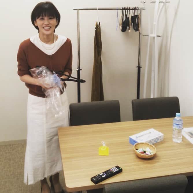 にしおかすみこさんのインスタグラム写真 - (にしおかすみこInstagram)「#楽屋 ごちゃごちゃっと片付けしようとしている。 物をあちこちに置くから、忘れ物をしてしまう気がする。 #私物 端に寄せとこう😑 #楽屋の鍵 私物は忘れるくせに、鍵は持って帰る失態を何度かやらかしている。 #恐怖」9月3日 8時59分 - nishioka_sumiko