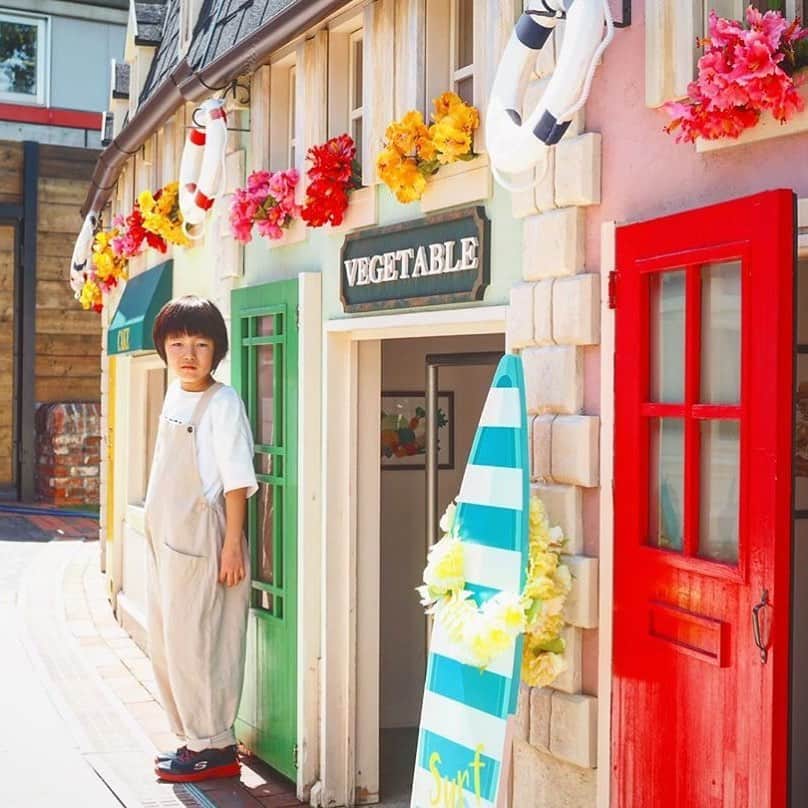のインスタグラム：「・﻿ ーーーーーーーーーーーーーーーーーー﻿ ユーザー投稿pic紹介😎🌴🌺﻿ ーーーーーーーーーーーーーーーーーー﻿ ﻿ 🗣️caption💭﻿ #ガリバータウン ♡﻿ カラフルで可愛いお店がいっぱい😆﻿ 息子くんは白い恋人パークよりもこっちが好きだなー💕﻿ ガリバータウンで遊んでから、白い恋人パークでお茶をするという贅沢コースでした🤤﻿ ﻿ ✨pick up✨﻿ ♥️ @sakura_250901﻿ 🗾 北海道札幌市﻿ 🏛 #白い恋人パーク﻿ ﻿ 💟facilities💟﻿ 子どもから大人まで楽しめるお菓子のテーマパーク！﻿ 🈁https://iko-yo.net/facilities/2561﻿ 今年7月にリニューアルオープンし、さらに親子で楽しめる施設へと生まれ変わりました✨﻿ 詳しくは記事でチェックできます🙆‍♀️﻿ 🈁https://iko-yo.net/articles/4289﻿ ﻿ 🐾いこーよ公式インスタグラム🐾﻿ @ikoyo_official では、子育てやおでかけに関する写真を募集しています﻿ ﻿ まずは、 @ikoyo_official をFollow 📲﻿ その後は、#いこーよ をタグ付けしてインスタグラムを投稿してください😆♥️﻿ ﻿ とくに魅力的な写真は、公式instagramをはじめ、いこーよ内の記事でも紹介&使用させていただく場合がございます👌﻿ ﻿ 子どもに関するものなら、どんなものでもOK🙆‼︎﻿ 親子でおでかけした思い出や、お子さんとの日常など、沢山のご投稿お待ちしております‼︎ ✨﻿ ﻿ #いこーよ #子どもとお出かけ #夏休み #子供とお出かけ部 #タビスルキッズ #北海道旅行 #男の子のママ」