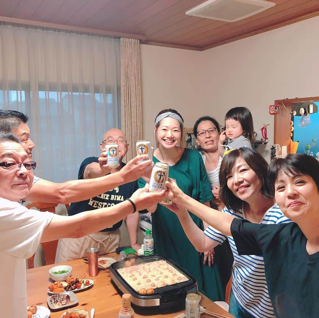 井上香織さんのインスタグラム写真 - (井上香織Instagram)「2019.9.2 ・ 主人の実家でホームパーティ🍣🌮🎂 いつも賑やかで楽しい♡ ・ 本場高知から届いたかつおのたたきいただきました🙏♡ 美味しすぎた😆♡ ・ #たこ焼きパーティー #ホームパーティー  #お誕生日 #おめでとう #しょっちゅう帰っちゃう #大好き家族 #サントリー #オールフリー」9月3日 14時27分 - kaorin888