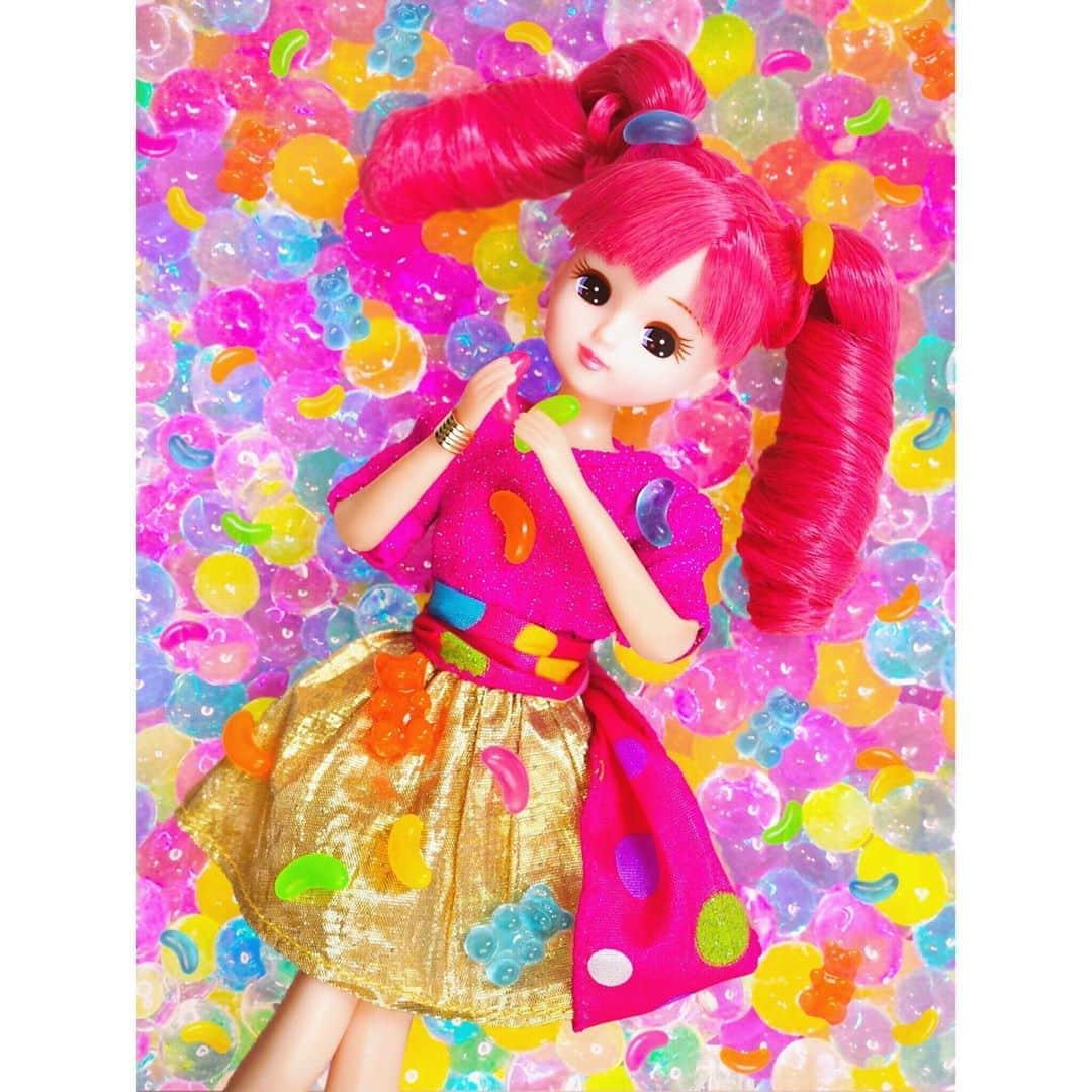 リカちゃんさんのインスタグラム写真 - (リカちゃんInstagram)「Today is #gummyday ☆ 今日は #グミの日 ☆ カラフルなグミって、見るだけで楽しい気分になるよね♡ かたいグミ、やわらかいグミ、長いグミ…いろんな種類があるけど、みんなはどんなグミが好き？とってもから～いグミもあるみたいね…！ #今日は何の日 #リカちゃん #fashion #ootd #hairstyle #licca #liccadoll #japanesedoll #japan #girl #instadaily #instagood #instagramjapan #instagram」9月3日 9時03分 - bonjour_licca