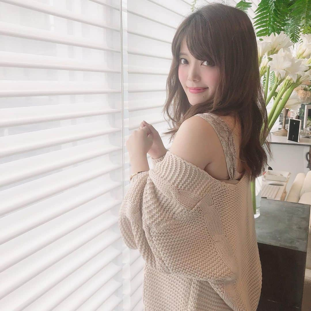 山田あかりさんのインスタグラム写真 - (山田あかりInstagram)「9/3発売 @mimitoujours の ﻿ #mimi_cardigan ♡ ﻿ ﻿ ゆったりしてて羽織るだけでトレンドを抑えたカーディガン✨ ﻿ ニットベルトで結んでも、ベルト無しで羽織っても ﻿ 可愛く着こなせる万能アイテムでお気に入りだよ🥺💕 ﻿ ﻿ ﻿ mimiはトレンドアイテムがプチプラだからオススメ💕 ﻿ 9/2(月)～9/16(月)まで新宿ルミネエストの1階でmimiのPOPUP SHOPが開催してるよ👗♡﻿ ﻿ このカーディガンも発売中だから ﻿ のぞいてみてね～♡ ﻿ ﻿ カーディガンの商品番号はmtj422-0118だよ♡﻿ ﻿ #mimitoujours #mimitoujours_style #mimi_cardigan #mimi_popup #mimitoujours展示会 #いいね #いいね返しは絶対 #좋아요반사 #좋아요태러 #인친황영 #데일리룩 #여행 #ファッション #カーディガン #秋服 #秋服コーデ #秋ニット #ニット #ゆるニット #かわいいニット #ゆる ﻿  #表参道カフェ #ellecafe #エルカフェ #カフェ #ootd #コーデ #今日のコーデ #きょこ」9月3日 9時09分 - akari030201