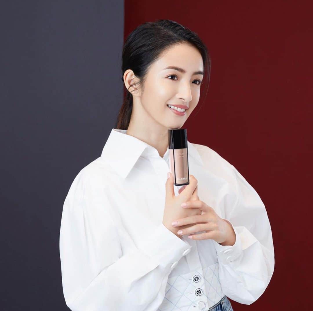 リン・イーチェン（Ariel Lin/アリエル・リン）のインスタグラム：「用對精華液，保養不需花費太多力氣，又能有緊緻肌膚與拉提效果～ 快來看看「依晨」不變的秘訣！  #縮時拉提 #依晨的精華日記」