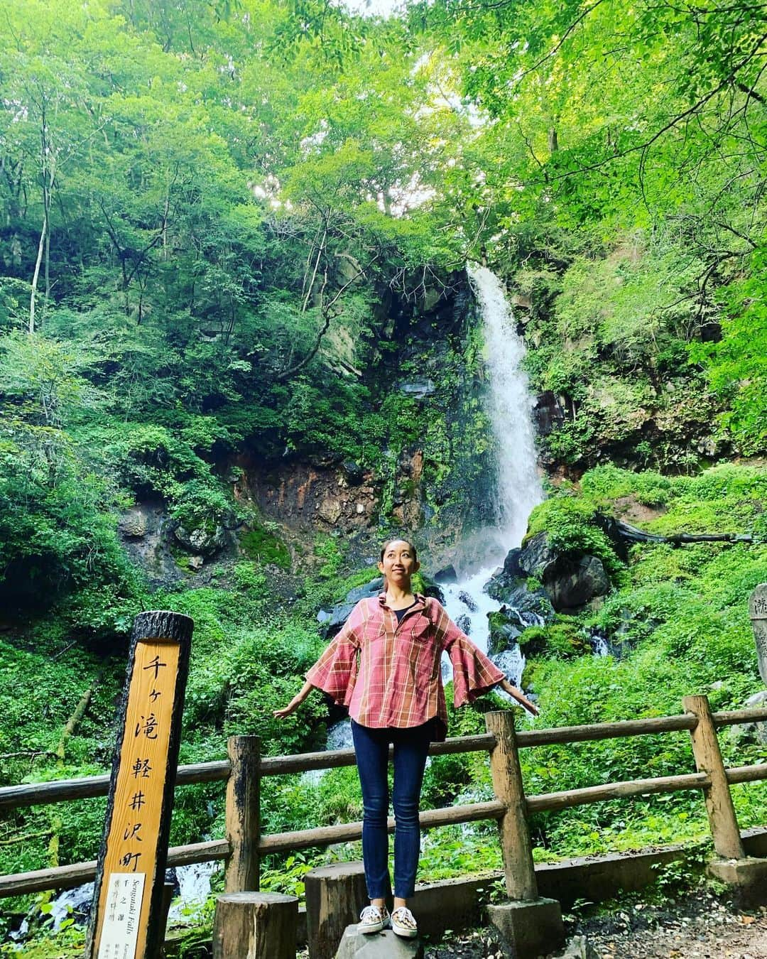 Rie fuさんのインスタグラム写真 - (Rie fuInstagram)「A 10K walk to the magnificent waterfall🐉マイナスイオンの中を泳ぐような、美しい滝への道のり🌲 #waterfall #japanese #countryside #forest #spiritual #nature」9月3日 9時22分 - riefuofficial