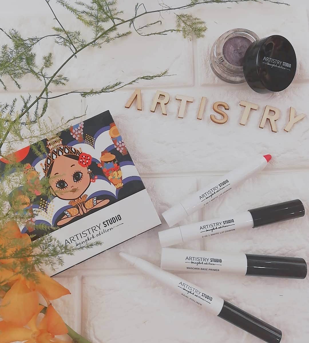 杉山由紀子のインスタグラム：「やっと投稿できる♥️♥️ * 待ちに待ってた、 Artistry studio バンコクエディションが 今日発売に✨✨✨ * 今回は今までにない内容♥️ * ☑️クリームアイシャドー最高にいいです♥️ 速乾性があってほんとに崩れない😳✨ * 今日はゴールドクラッシュ使ってるのであとでまたのせますね♪ * ☑️まつげベースはほんとにロングに✨ マツエクいらずです‼️ * * #artistry #artistrystudio #passionista #アーティストリー #アーティストスタジオ #パッショニスタ #たのしみ #わくわく #ニューヨーク #newyork #nyc #パリ #paris #バンコク #bangkok #make #beauty #girl #最新コスメ #クリームアイシャドー #まつげベース #カラーライナー #マットリップ #new #今日 #9/3発売　#asudiop2」