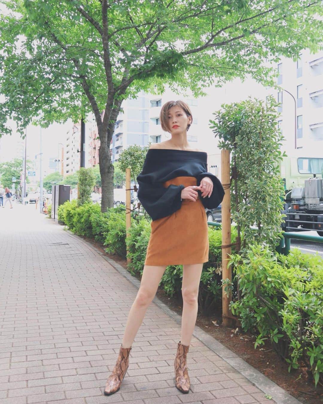 kazuki youdaのインスタグラム：「_  今日は新作いっぱいの日👶🏻💗 オフショルトレーナーも本日入荷だよーん❤️ .  久々のスカートコーデ☝️ _  @emoda_official  @emoda_snap  #EMODA」