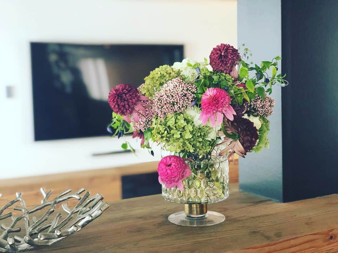 神崎恵さんのインスタグラム写真 - (神崎恵Instagram)「水替え、水切りをして、できるだけ長くお花を楽しみたい🌼 短くなっていく茎の長さに合わせて、フラワーベースも変えて。 同じお花でも違って見える鮮やかさ。 「つぎはどんなベースにしよう？」それも楽しみのひとつ。 今日も元気にいってきます。」9月3日 9時30分 - megumi_kanzaki